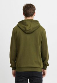 Oliven grønn hettegenser med teksturert stoff, med hette og ribbestrikkede mansjetter. Designet er enkelt uten synlige mønstre eller logoer.