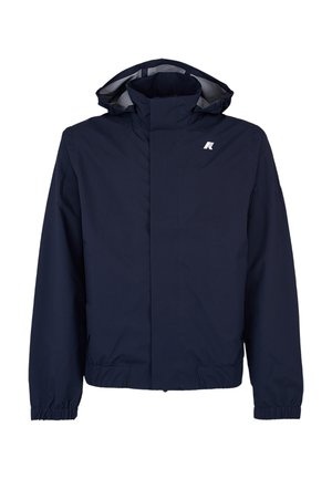 Granatowa kurtka przeciwdeszczowa z kapturem, zamkiem błyskawicznym z przodu, elastycznymi mankietami i małym białym logo marki na lewej piersi.