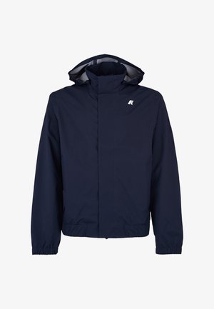 Granatowa kurtka przeciwdeszczowa z kapturem, zamkiem błyskawicznym z przodu, elastycznymi mankietami i małym białym logo marki na lewej piersi.