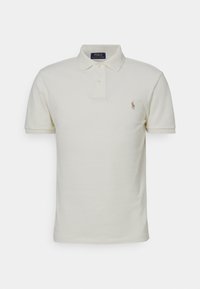 Crème-kleurige polo met korte mouwen, twee knopen, kraag en klein geborduurd logo op de linkerborst.