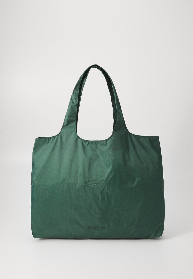 Borsa a spalla in nylon verde con una texture liscia, forma grande e due manici robusti. Presenta un logo minimalista vicino al fondo.