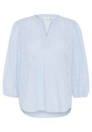 Bluza de culoare albastru deschis, cu decolteu în V, mâneci lungi pufoase și modele texturate sub formă de inimioare. Materialul pare moale, având o calitate ușor transparentă.