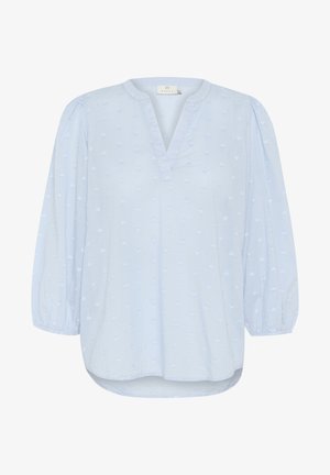 Bluza de culoare albastru deschis, cu decolteu în V, mâneci lungi pufoase și modele texturate sub formă de inimioare. Materialul pare moale, având o calitate ușor transparentă.