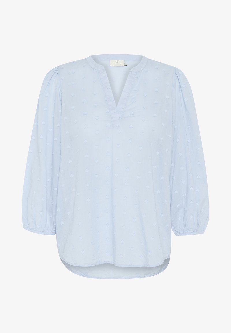 Blouse bleu clair avec un décolleté en V, de longues manches bouffantes et des motifs de cœurs texturés. Le tissu semble doux avec une qualité légèrement transparente.