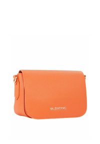 Sac à main en cuir orange avec une finition texturée, fermeture à rabat magnétique, bandoulière et logo embossé à l'avant.