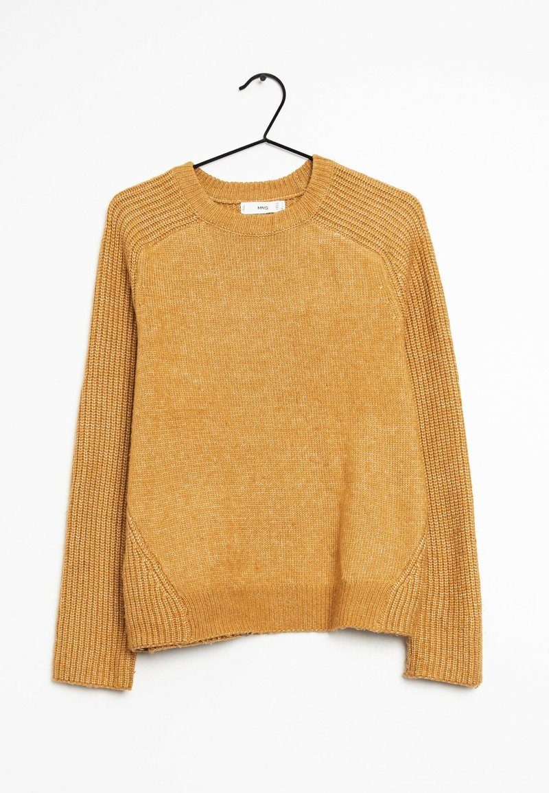 Pull tricoté jaune moutarde avec manches côtelées, encolure ronde et détails en points texturés, suspendu à un cintre noir sur fond blanc.