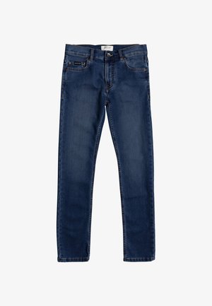 Jean slim bleu foncé avec bouton et fermeture éclair sur le devant, passants de ceinture et cinq poches, posé à plat sur un fond blanc.