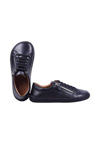 Baskets en cuir noir avec côtés perforés, lacets noirs et fermetures éclair latérales argentées, présentées vues de dessus et de côté sur fond blanc.