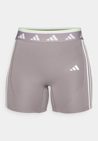Shorts atletici gri cu un design ajustat, talie albă cu brand și trei dungi albe pe fiecare laterală. Fabricate dintr-un material neted și elastic.