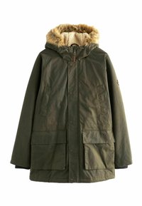 Zelená parka s kapucí vystlanou kožešinou, texturovaná látka, patentní knoflíky a dvě přední kapsy. Má volný střih a nastavitelnou šňůrku.