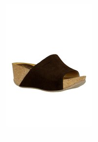 Sandale en cuir suédé brun avec un bout ouvert et un talon en liège. Présente une texture lisse et un design incurvé, offrant une apparence moderne.