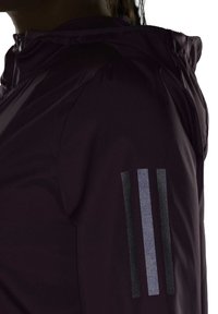 Lila Jacke mit Kapuze, aus einem strukturierten Stoff. Auffällige drei vertikale Streifen in Schwarz, Grau und Lila am Ärmel.