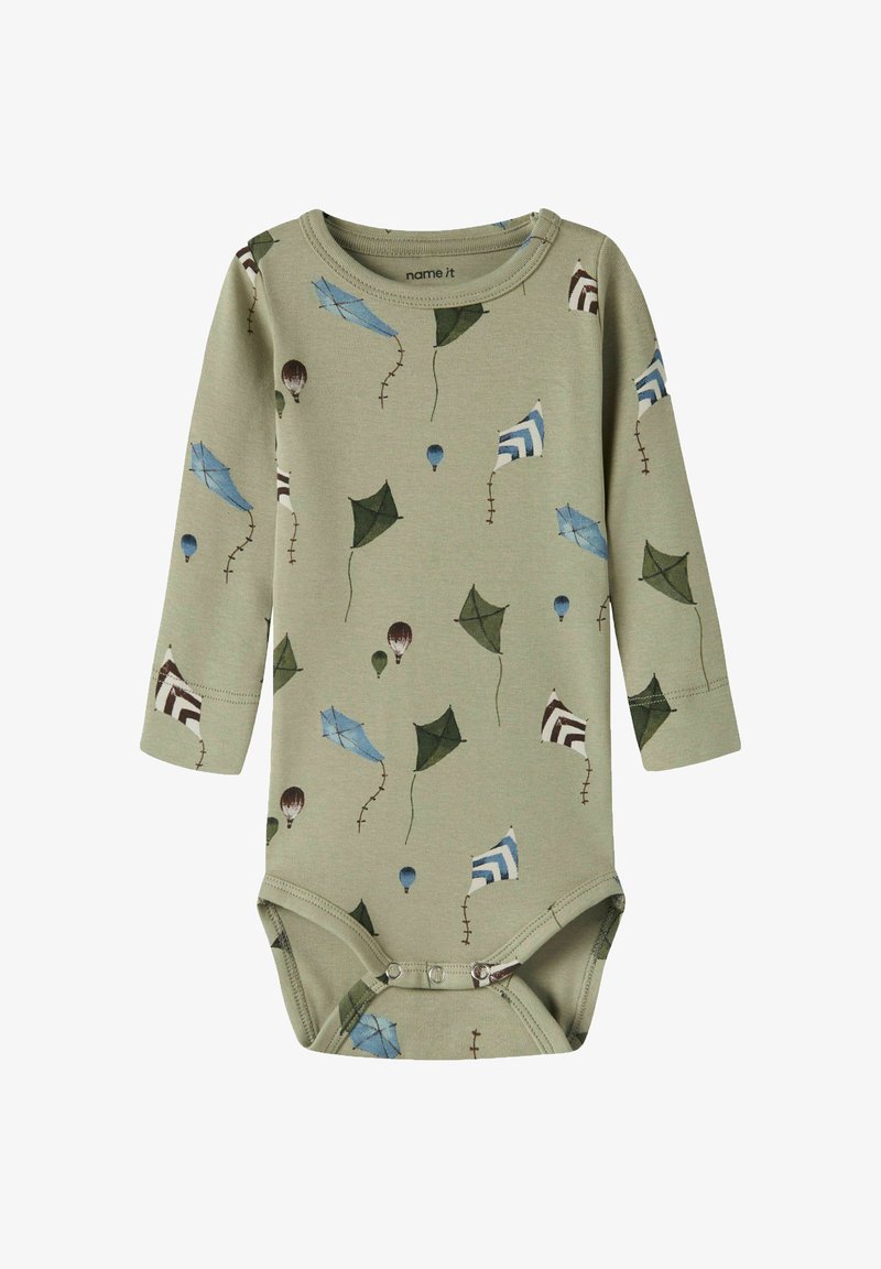 Body bébé vert à manches longues avec motifs de cerf-volant bleu, vert et rayé ainsi que de montgolfières, avec des pressions au bas.