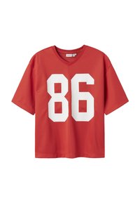 Rood kortmouwen shirt met een v-hals, voorzien van het witte nummer "86" in een vetgedrukt lettertype. Gemaakt van een gestructureerde, ademende stof.