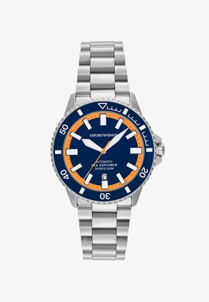 Orologio in acciaio inox con quadrante navy, accenti arancioni e indicatori luminescenti. Presenta un lunetta girevole e un display della data a ore 6.