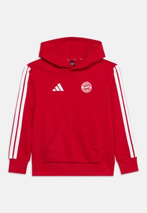Hanorac roșu cu glugă, cu logo Adidas alb, emblemă FC Bayern München pe piept și dungi albe pe mâneci.