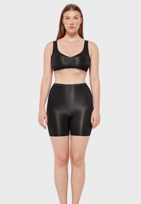 Schwarzer BH und hochtailliertes Shorts-Set, glatte Textur, dehnbarem Material, minimalistisches Design, mit breiten Trägern und einem dezenten Logo am Bund.