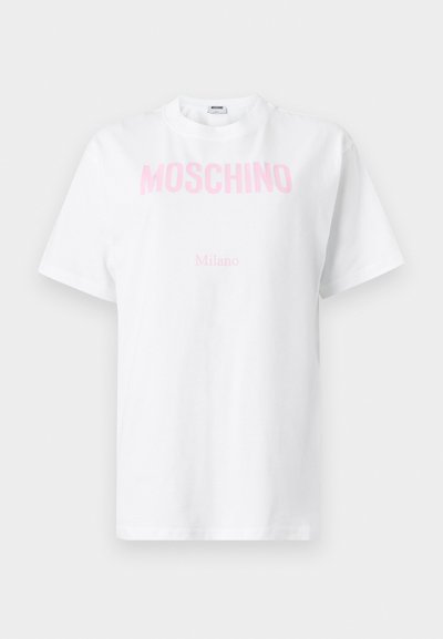 Λευκό βαμβακερό T-shirt με ροζ κείμενο "MOSCHINO" στο στήθος και μικρότερο κείμενο "Milano" από κάτω, με κοντά μανίκια και στρογγυλή λαιμόκοψη.