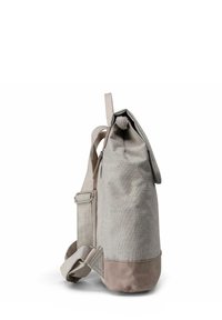 Mochila de tela beige con cierre de tipo enrollable, correas de hombro ajustables y un fondo texturizado sólido, mostrada en vista lateral sobre un fondo blanco.