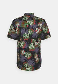 Camisa negra de manga corta con patrones de hojas tropicales en verde, rojo y púrpura, vista desde la parte posterior sobre un fondo blanco.