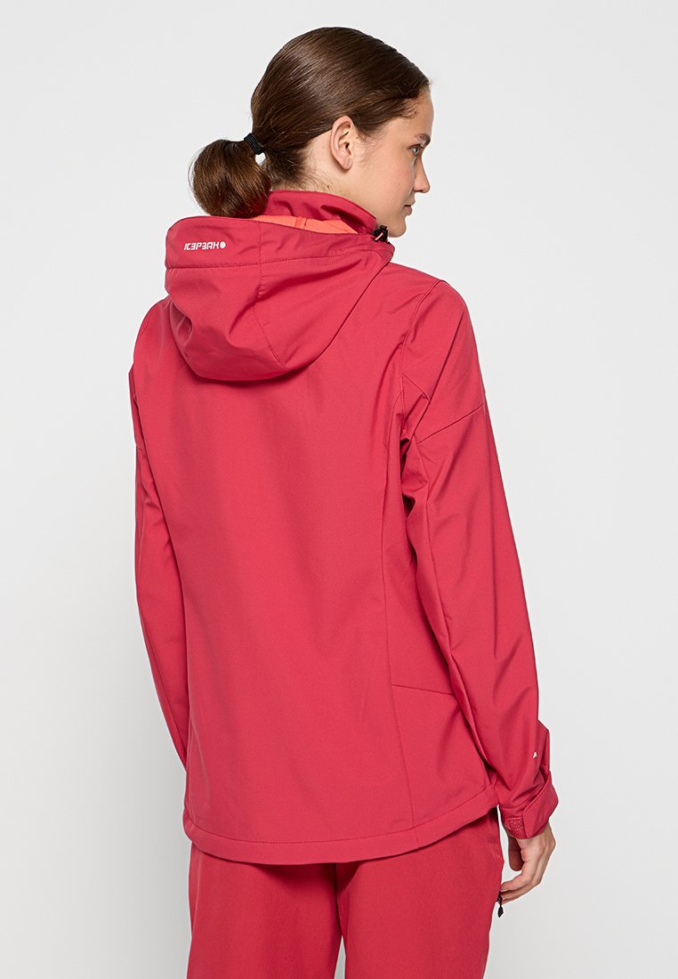 Rote wasserdichte Jacke mit passgenauer Kapuze, die eine glatte Textur und Seitentaschen bietet. Die Rückansicht zeigt minimale Nähte und ein Branding-Detail.