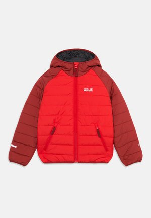 Detská červená a tmavomodrá prešívaná bunda s kapucňou, predným zipsom, dvoma vreckami na zips a logom Jack Wolfskin na hrudi.