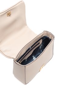 Beige läderhandväska med ett guldspänne, utformad med en slät utsida, innervadderad med dragkedja och ett mönstrat marinblått foder. Öppen vy.