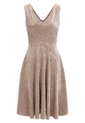 Beige mouwloze jurk met een V-hals, bedekt met zilveren pailletten, uitlopende rok en een gestructureerde afwerking.
