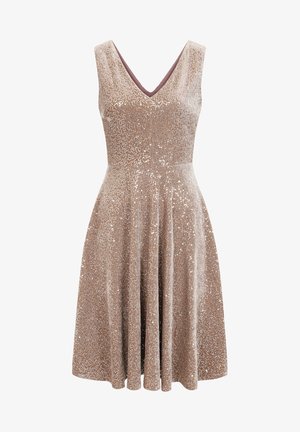 Beige mouwloze jurk met een V-hals, bedekt met zilveren pailletten, uitlopende rok en een gestructureerde afwerking.