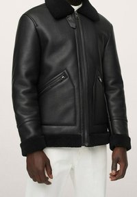 Mango Chaqueta de cuero sintético - black