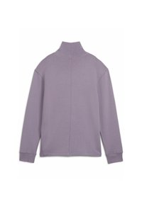 Sudadera de color púrpura claro con cuello alto, mangas largas y bajo recto. Presenta una costura central en la parte posterior y puños acanalados.