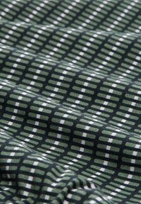 Baumwollstoff mit dunklem grünen Hintergrund, versehen mit einem Gittermuster aus weißen und hellgrünen Rechtecken. Weiche Textur, glatter Fall.