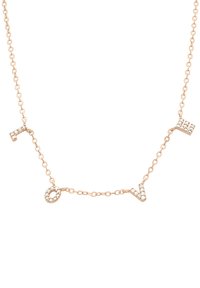 Rosenrød halskæde med geometriske vedhæng og en blanding af glitrende detaljer. Kædeleddene forbinder elementer formet som bogstaver og cirkler.