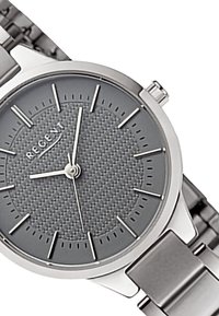 Montre Regent argentée avec un cadran gris texturé, index et aiguilles argentés, et un bracelet en métal brossé. Design de boîtier circulaire.