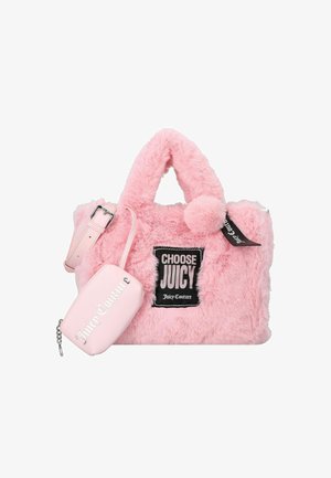 Sac à main en fourrure rose avec des poignées arrondies, arborant une étiquette noire portant la mention "CHOISIS JUICY", et un petit pochon zippé assorti. Texture douce.
