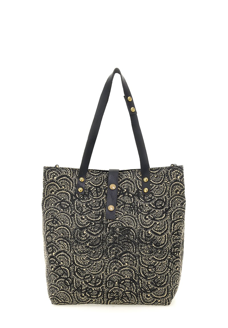 Borsa tote con motivo nero e oro, dotata di manici in pelle, chiusura con bottone e intricate decorazioni a spirale.