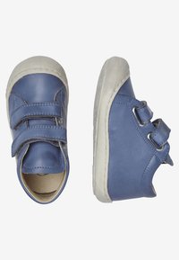 Blaue Lederschuhe mit zwei Klettverschlüssen, runder Zehenpartie und weißer Gummisohle. Glatte Textur und minimalistisches Design.