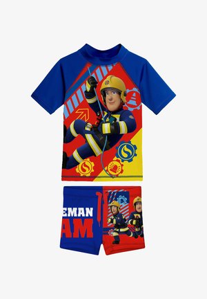 Costumi da bagno per bambini con vigili del fuoco animati con caschi e attrezzature, con grafiche a tema sicurezza nei colori rosso, blu e giallo.