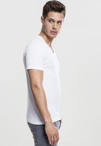 Urban Classics V-NECK POCKET TEE - Základné tričko - white