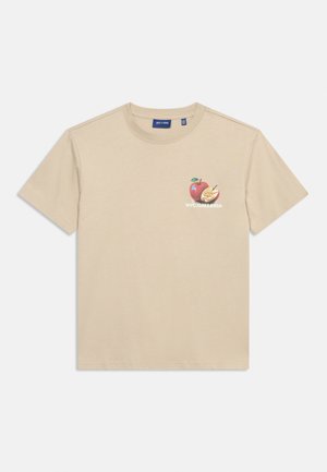 Μπεζ κοντομάνικο μπλουζάκι με στρογγυλή λαιμόκοψη, με γραφικά κόκκινου μήλου και κομμένου μήλου και το κείμενο «NYC GALLERIA» στο στήθος.