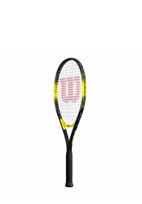 Raqueta de tenis negra y amarilla con cabeza redondeada, empuñadura negra texturizada y cuerdas blancas que presentan un logo rojo prominente.