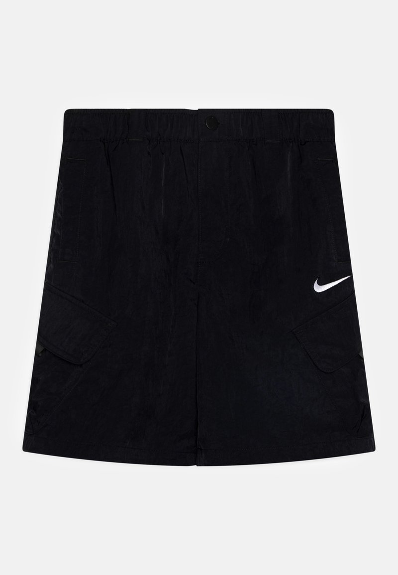 Sorte cargo shorts med elastisk talje, knaplukning foran, sidelommer og et hvidt Nike swoosh logo på venstre lår.