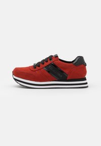 Rote Wildledersneaker mit schwarzen Akzenten, einem glatten schwarzen Swoosh, klassischem Schnürdesign und weißer gestreifter Sohle.