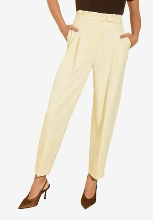 REGULAR FIT - Pantaloni - buttermilk/yellow