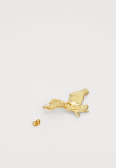 Guldtonet fugleformet broche med detaljerede vinge- og kropstræk, inklusive en perleaccent. Inkluderer en lille rund pin-lås.