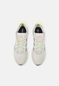 adidas Sportswear AVRYN - Športni copati - crystal white/lucid lemon