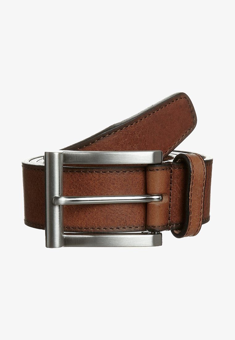En brun läderbälte rullat ihop med en silverfärgad rektangulär metallspänne och synlig sömnad längs kanterna.