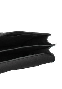 Borsa in feltro nera con tre scomparti, texture morbida, chiusura con zip, bordi arrotondati e design minimalista. L'interno presenta una foderatura e dettagli di cucitura.