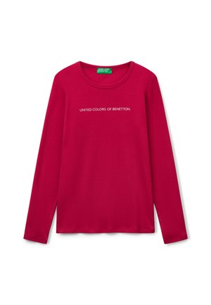 Červené tričko s dlouhým rukávem a kulatým výstřihem, s textem "UNITED COLORS OF BENETTON" na přední straně a zelenou značkovou nášivkou uvnitř límce.