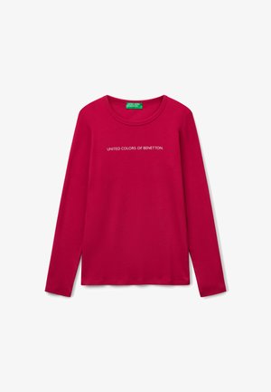 Camiseta de manga larga roja con cuello redondo, texto "UNITED COLORS OF BENETTON" en la parte frontal y etiqueta de marca verde en el interior del cuello.
